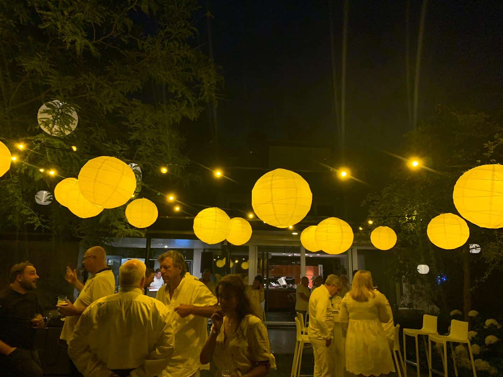 Lampionnen boven een feest in de avond