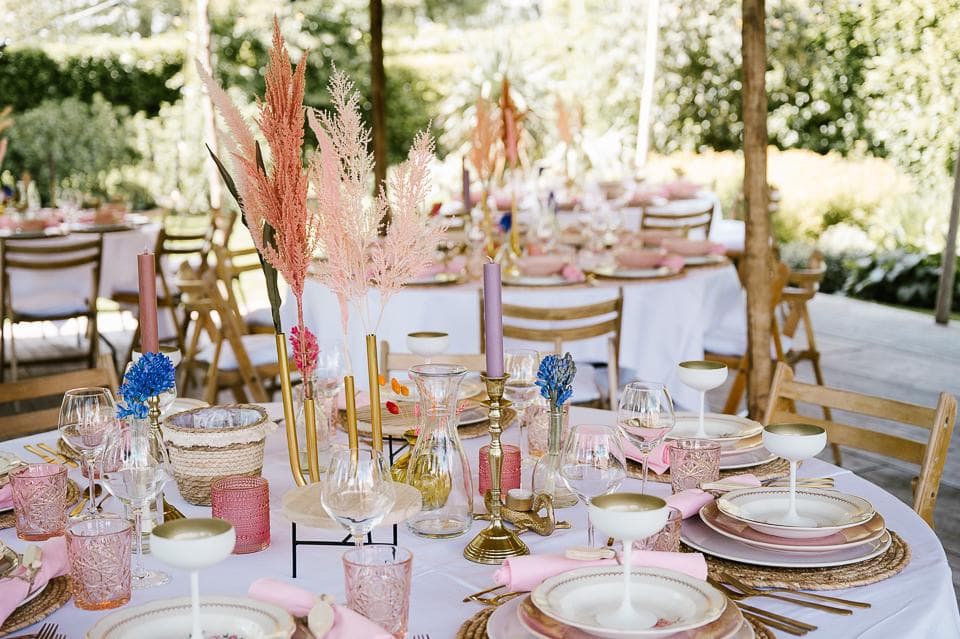 Feestelijke tafel met gouden bestek